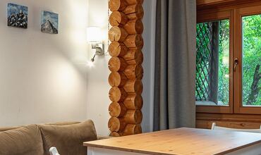 Двухэтажный коттедж-сруб на три спальни 